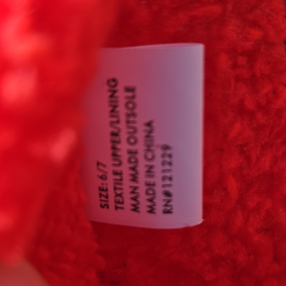 NEW WITH TAGS Kensie Size 6/7 Ivory Red Strawberries Fuzzy Memory Foam Slippers - Picture 14 of 17